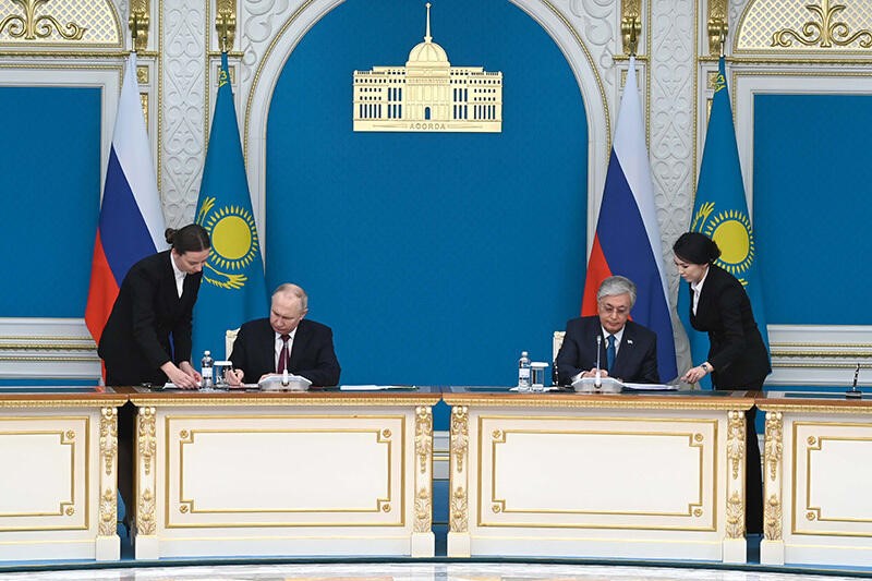 Kazakh and Russian Presidents Kassym-Jomart Tokayev and Vladimir Putin signed a number of documents following the talks on November 9, 2023. Source: Kaz Inform.