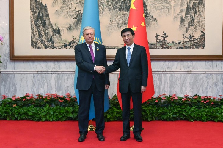 President Tokayev shakes hands with the Chairman of the National Committee of the Chinese People's Political Consultative Conference, Wang Huning. Source: Akorda.
