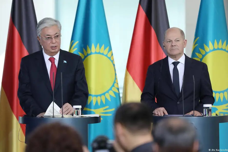 Kazakhstan’s President Tokayev and Germany’s Chancellor Scholtz answer questions from reporters in Berlin. Source: DW