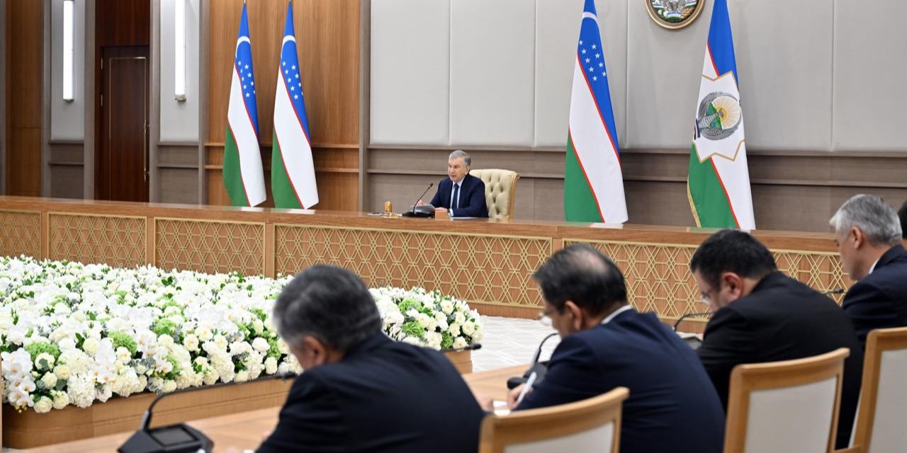 Uzbekistani President Shavkat Mirziyoyev held a meeting to address bureaucratic obstacles faced by entrepreneurs. Source: KUN.uz Image