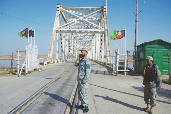 Afghan-Uzbek border crossing at Hairatan, 2016. Image source: AFP