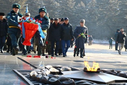 Service members lay a wreath of flowers in Panfilov park. Image source: Zakon.kz